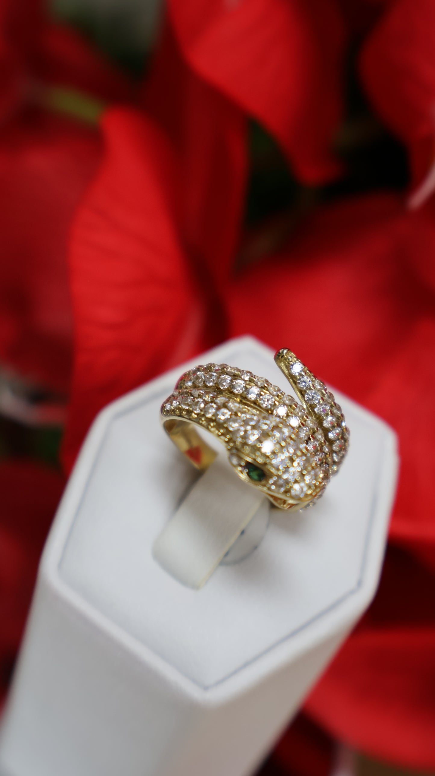 anillo de mujer de 14k con serpiente y ojos verde