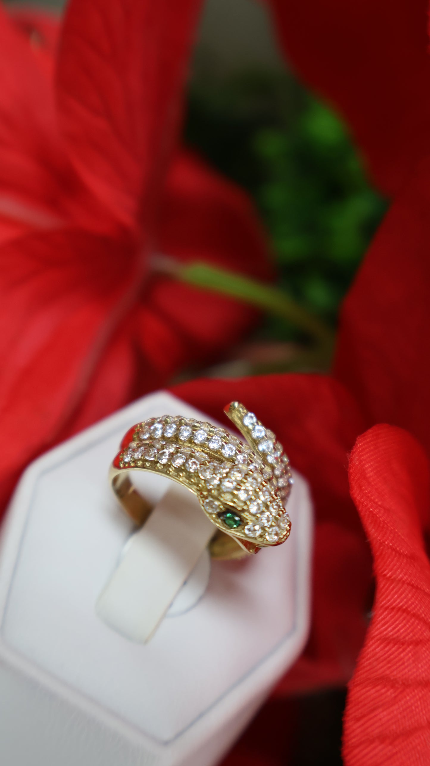 anillo de mujer de 14k con serpiente y ojos verde