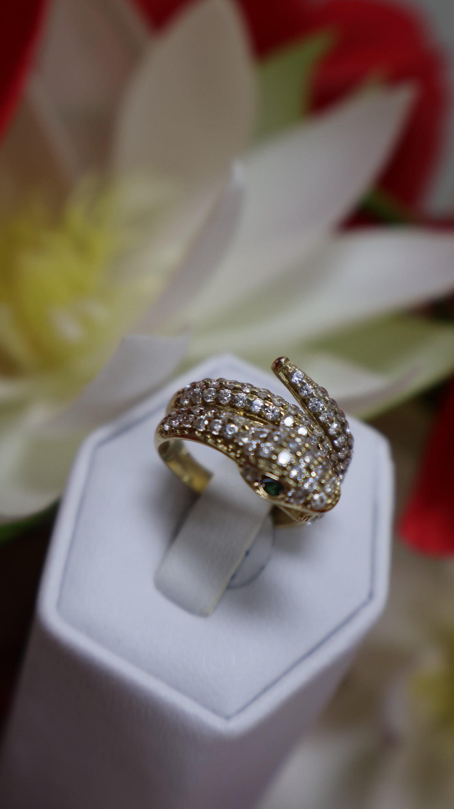 anillo de mujer de 14k con serpiente y ojos verde