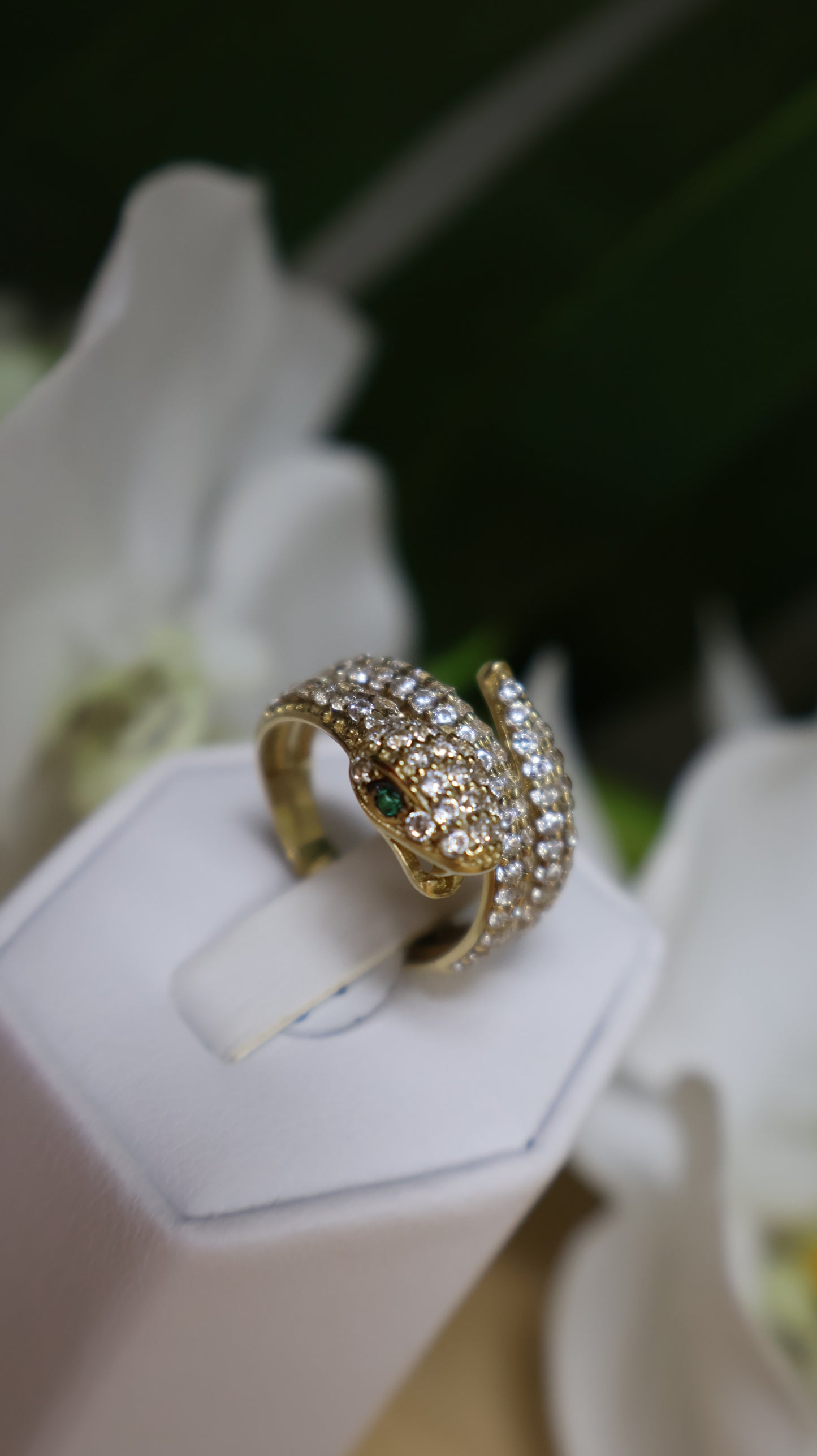 anillo de mujer de 14k con serpiente y ojos verde