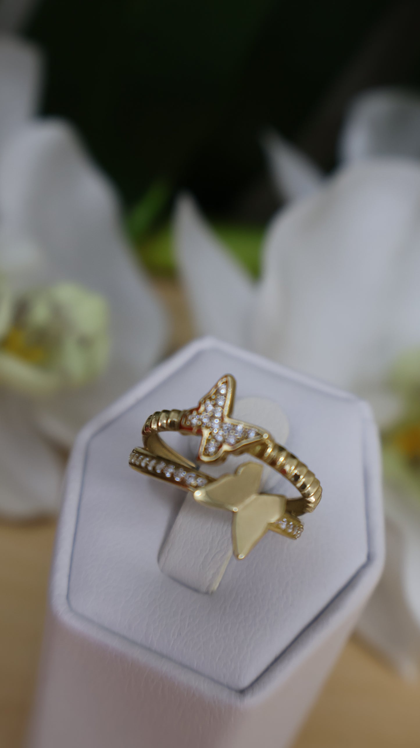 anillo de mujer 10k con dos maripoza y circonia