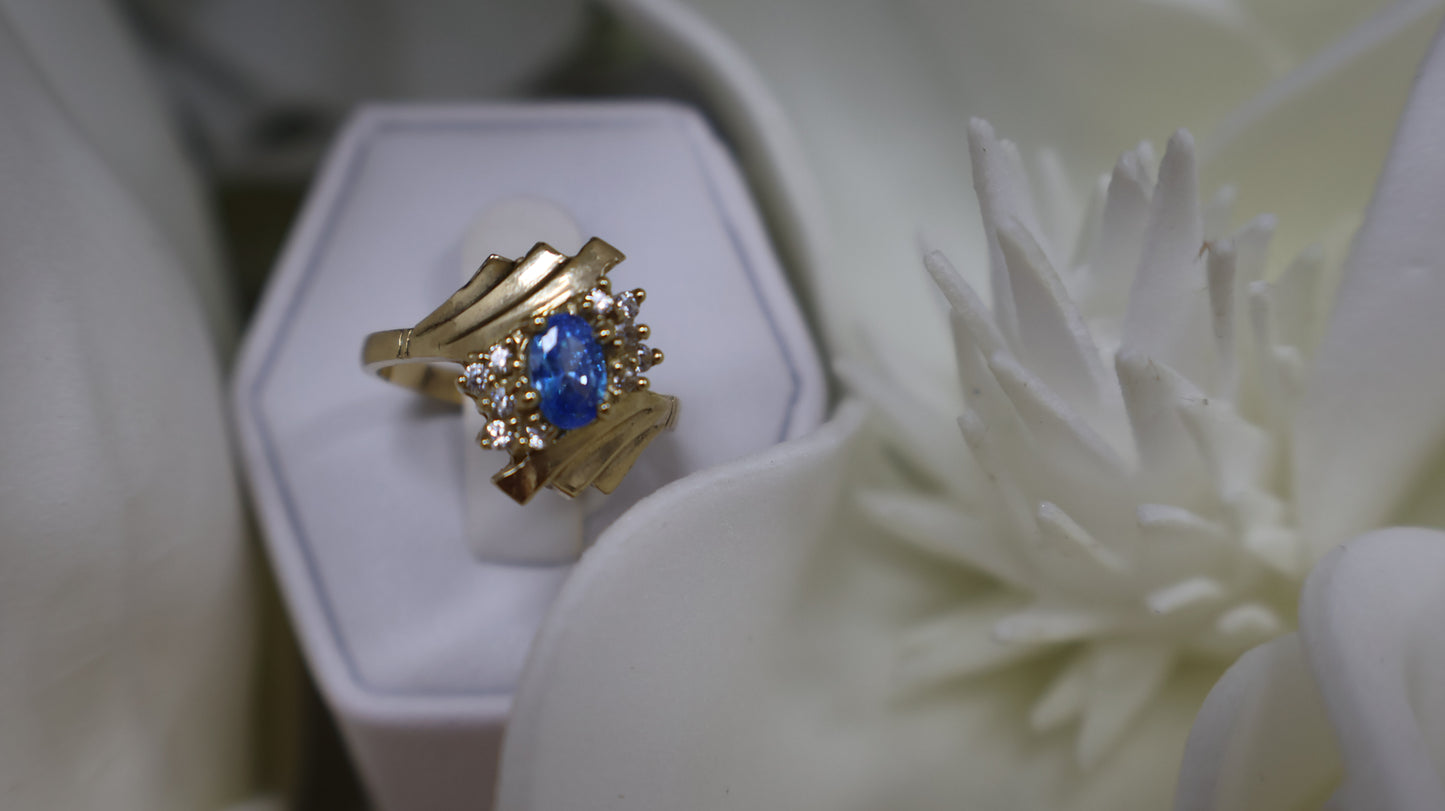 anillo de mujer 10k con piedra azul y circonia blanca
