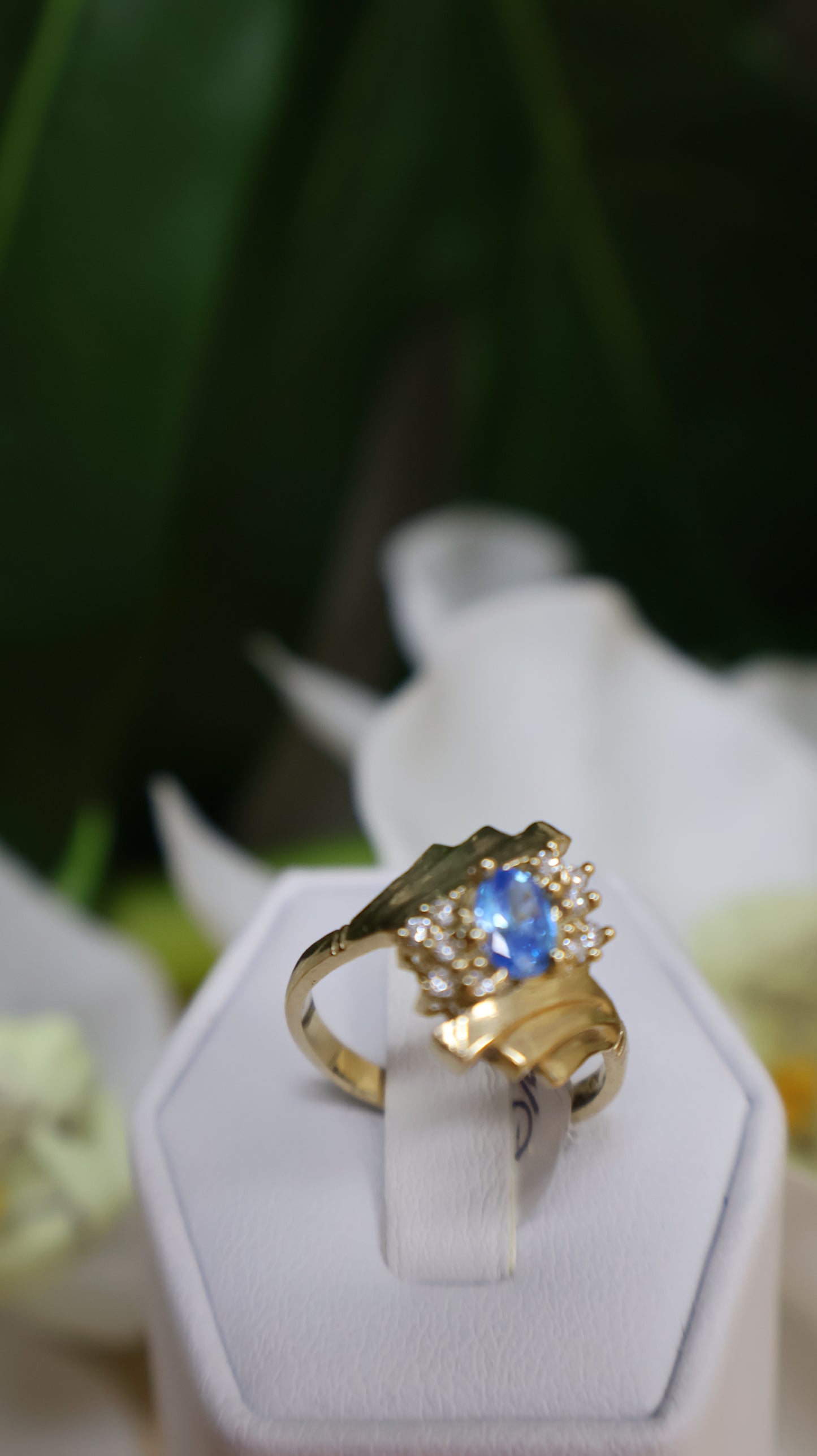 anillo de mujer 10k con piedra azul y circonia blanca