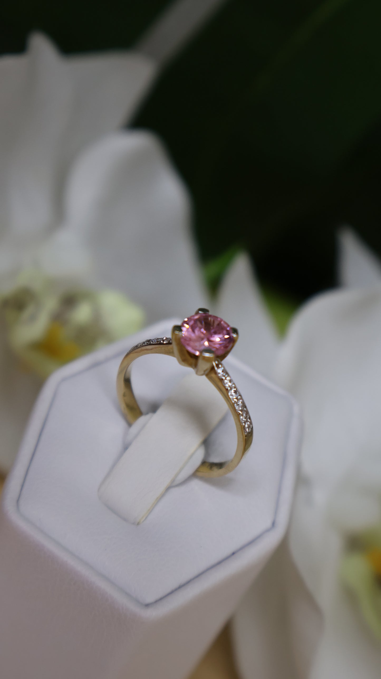 anillo de mujer 10k con piedra rosada y blanca
