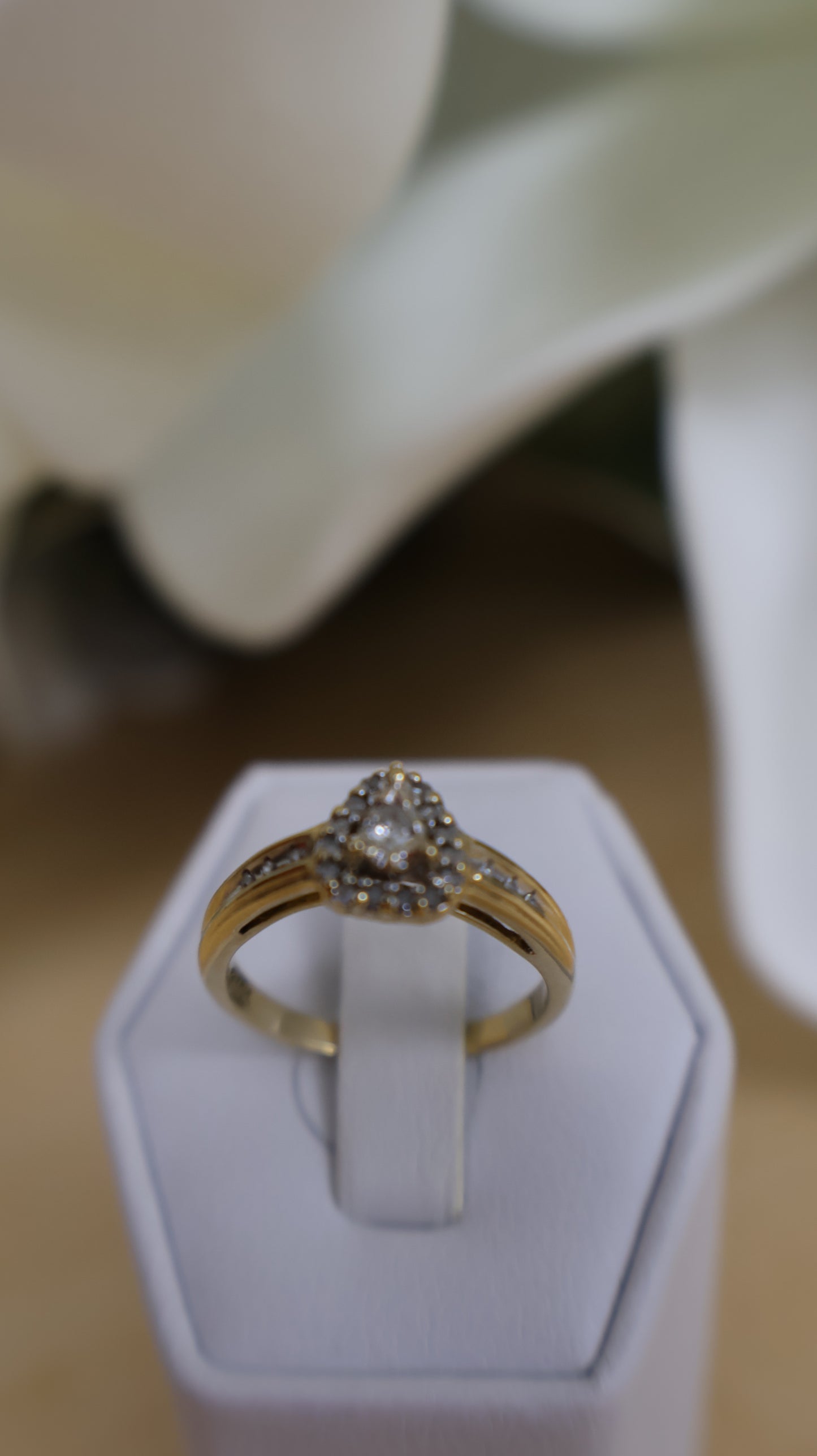 anillo de mujer 10k con piedras en blancas