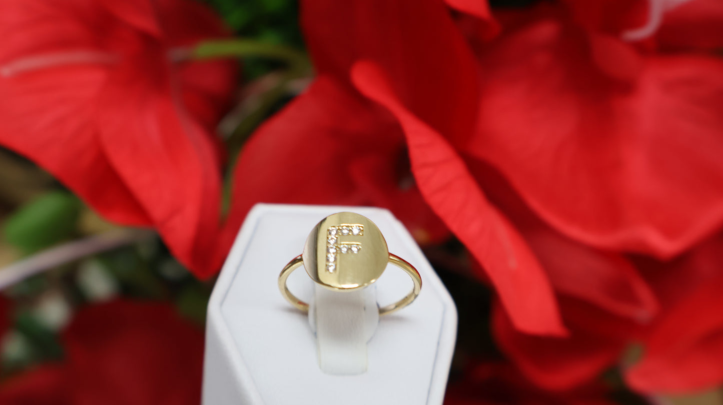 anillo de letra en el centro mujer y nino