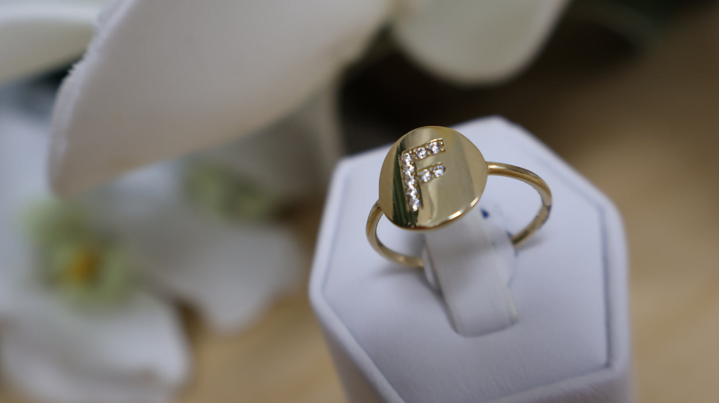 anillo de letra en el centro mujer y nino