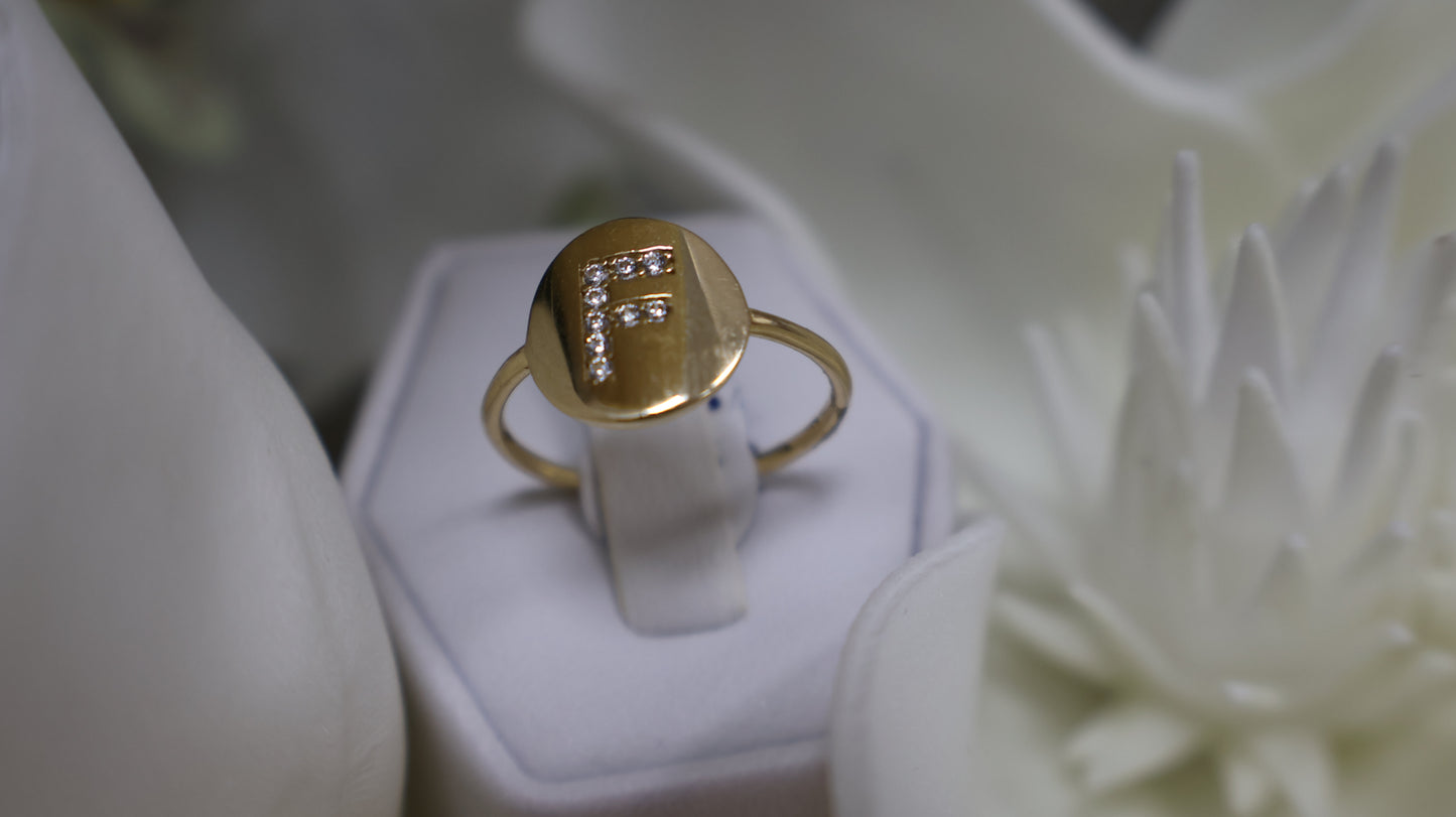 anillo de letra en el centro mujer y nino