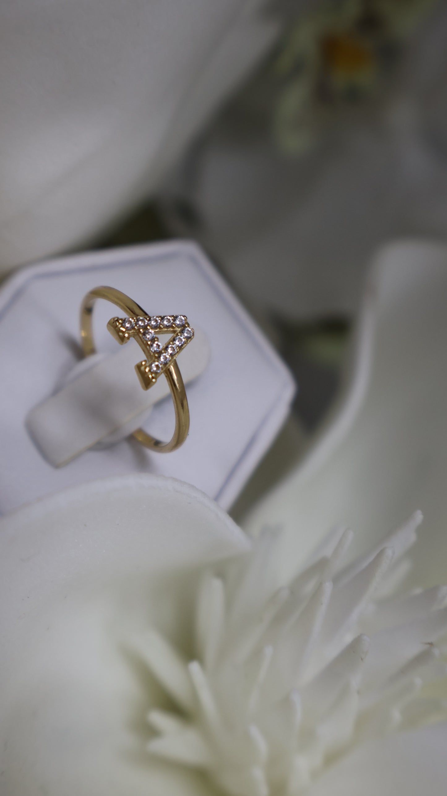 anillo de letra con circonia de mujer y nina en oro 14k