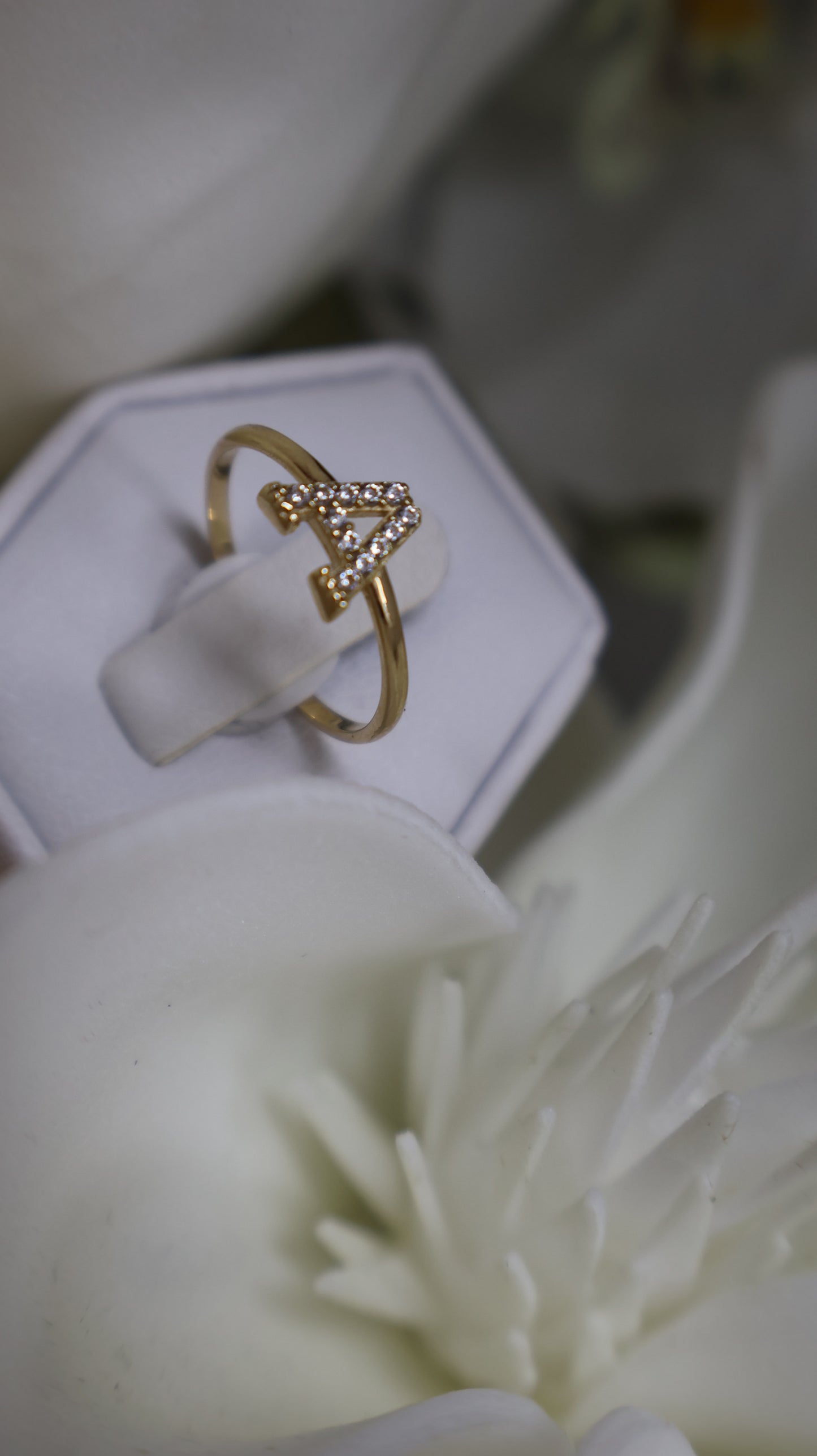 anillo de letra con circonia de mujer y nina en oro 14k