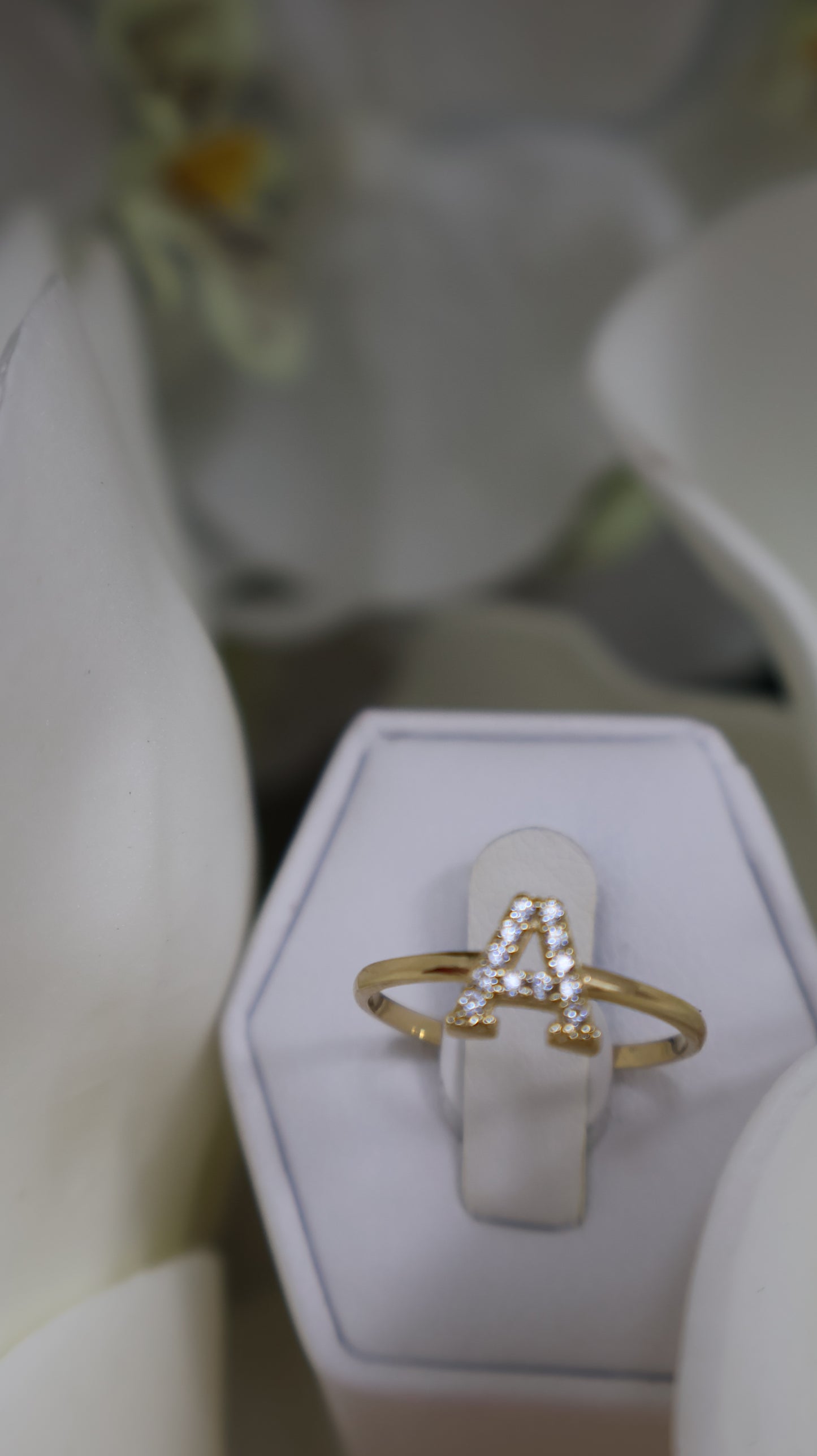 anillo de letra con circonia de mujer y nina en oro 14k