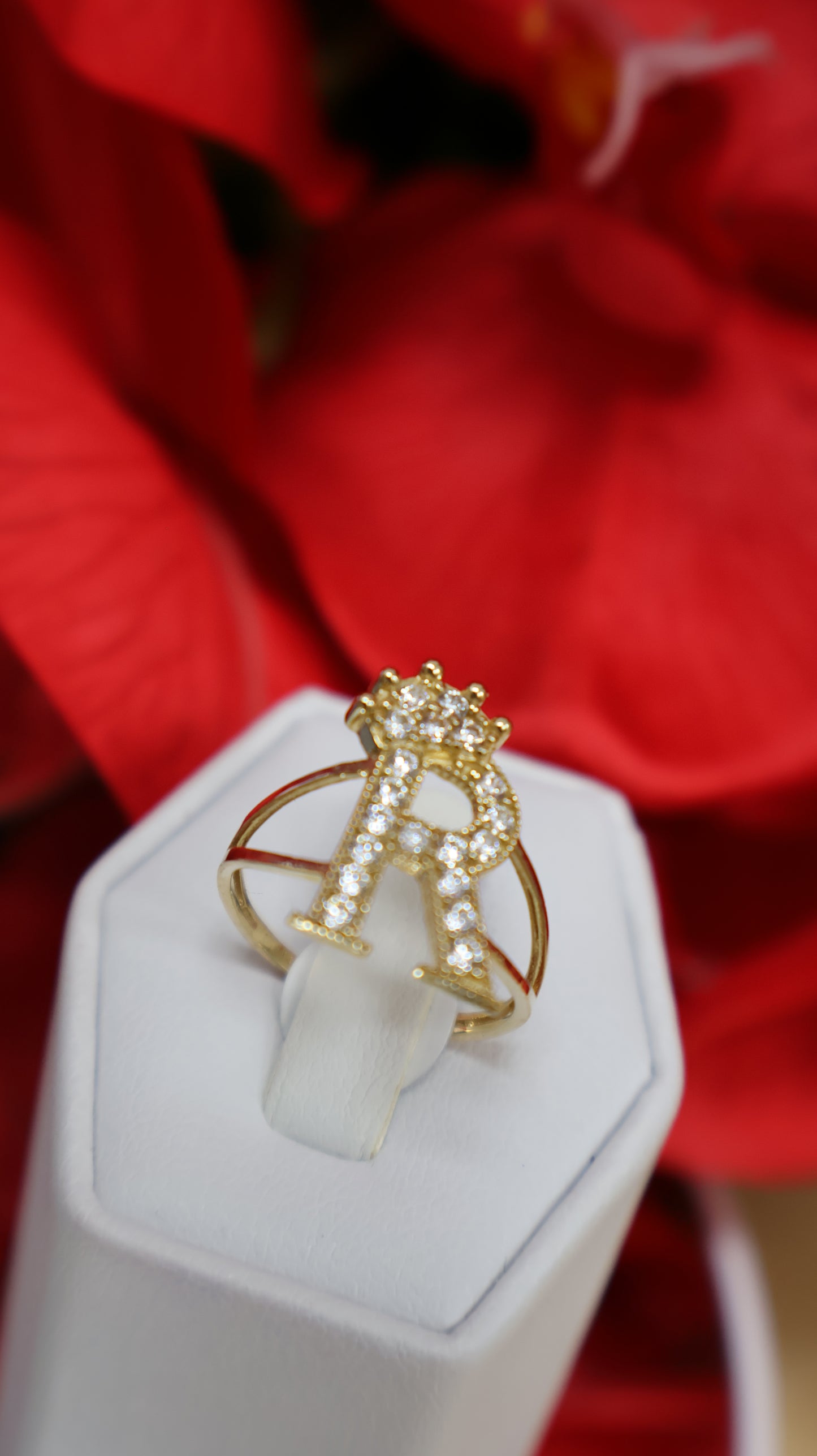 anillo de letra con circonia y corona de mujer en oro 14k