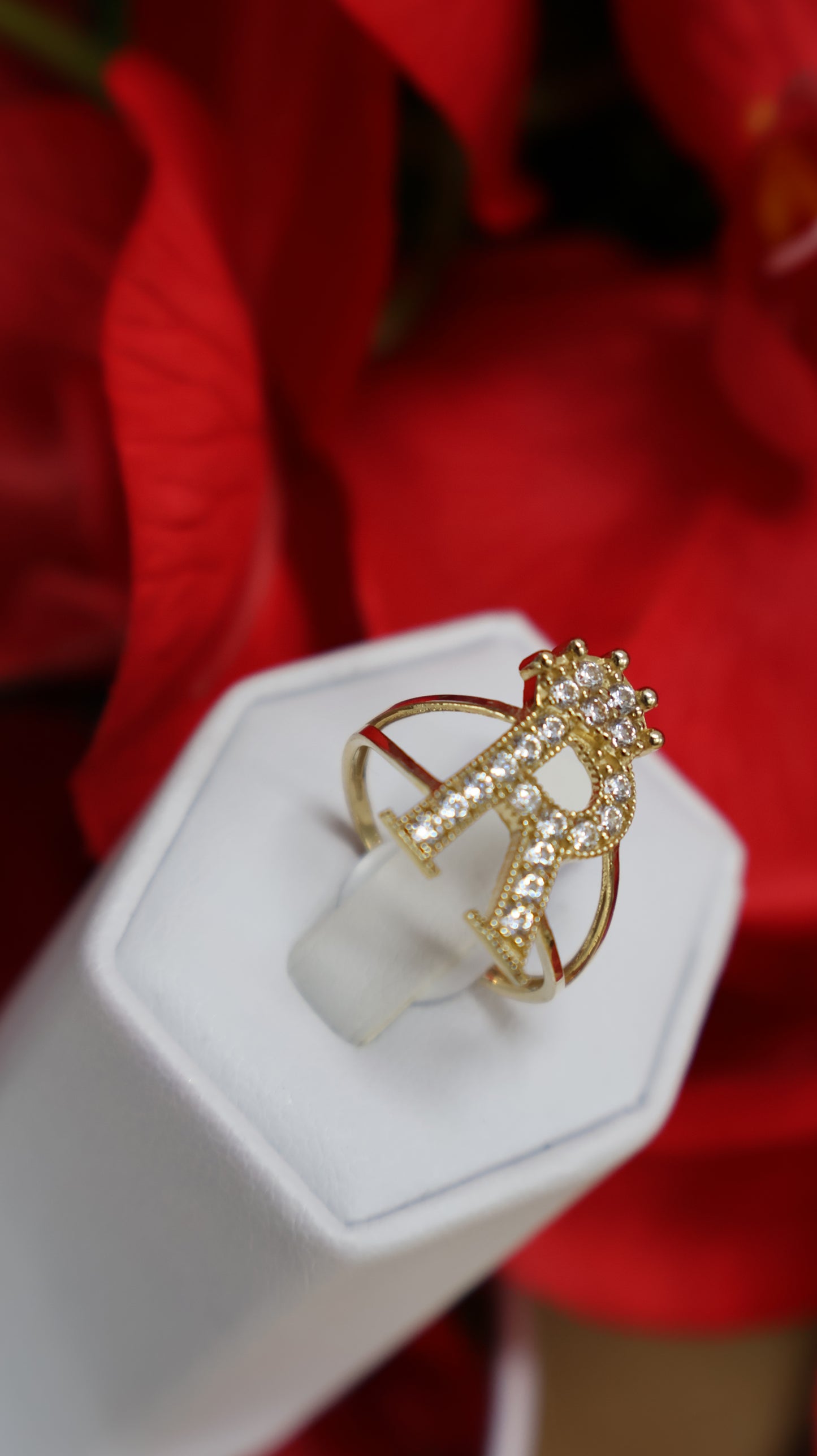 anillo de letra con circonia y corona de mujer en oro 14k