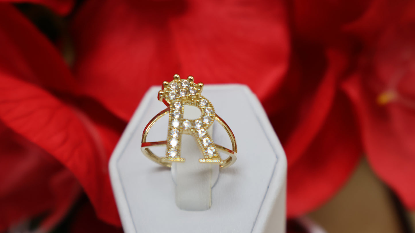 anillo de letra con circonia y corona de mujer en oro 14k