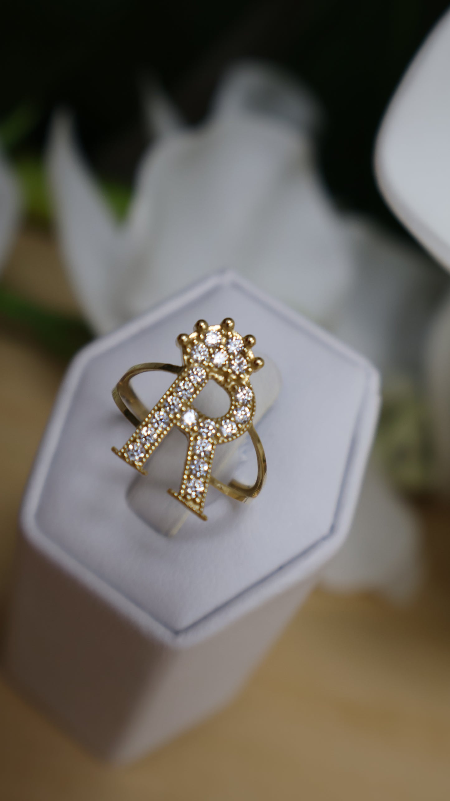 anillo de letra con circonia y corona de mujer en oro 14k