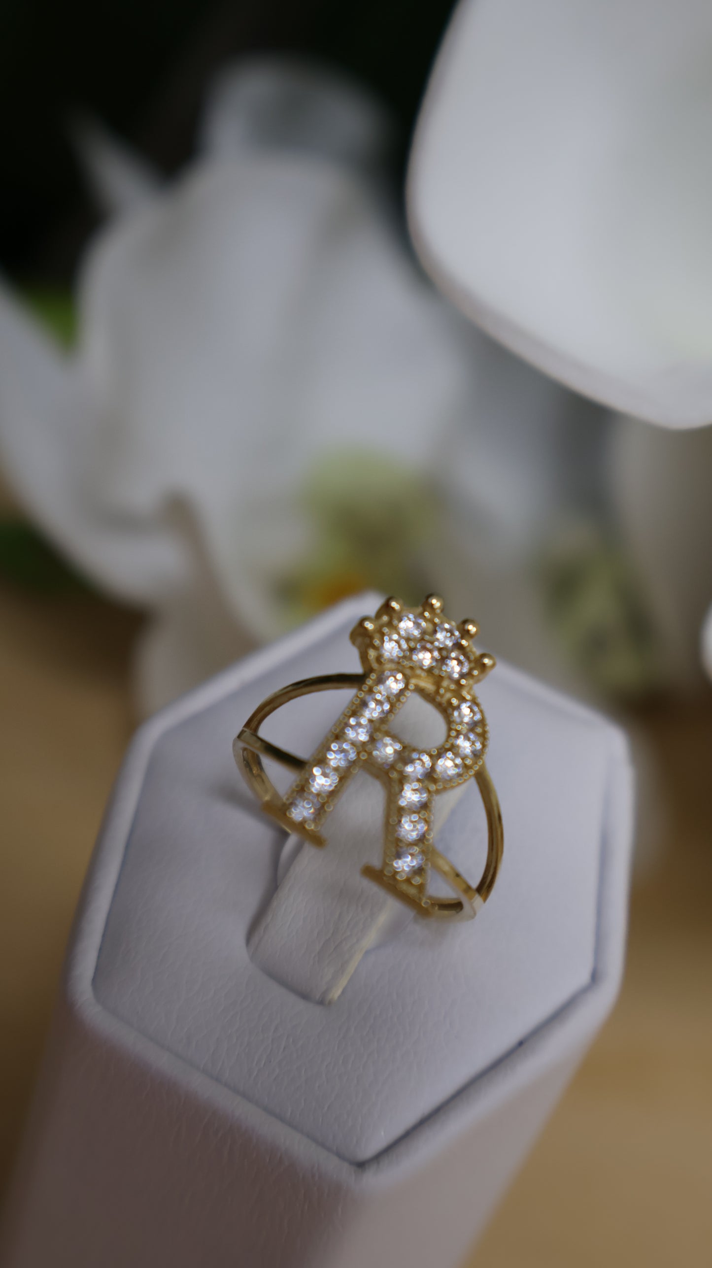anillo de letra con circonia y corona de mujer en oro 14k