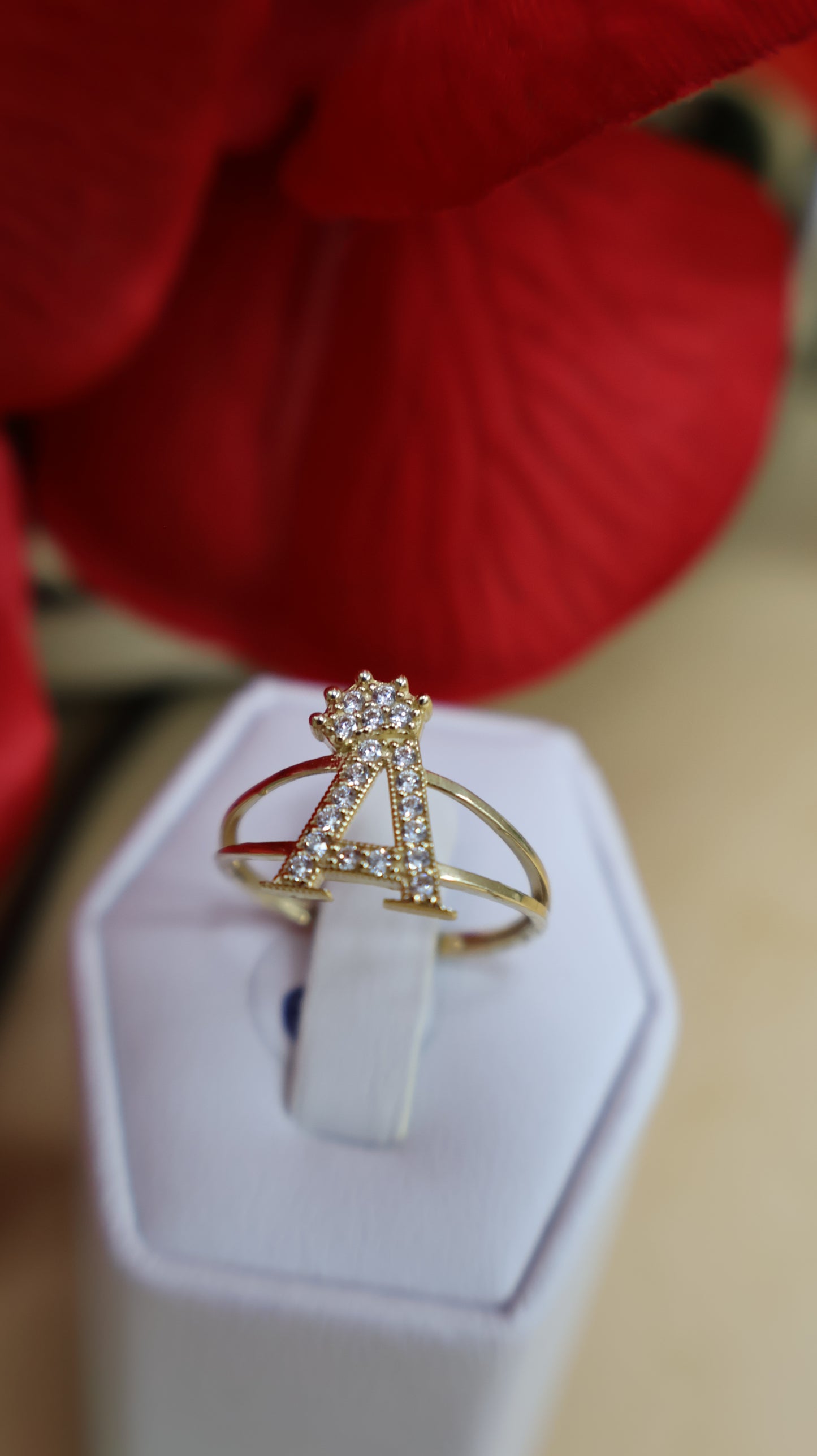 anillo de letra con circonia y corona de mujer en oro 14k medianos