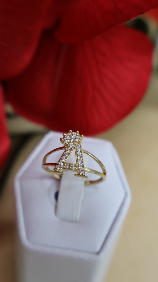 anillo de letra con  circonia y corona de mujer en oro 14k medianos