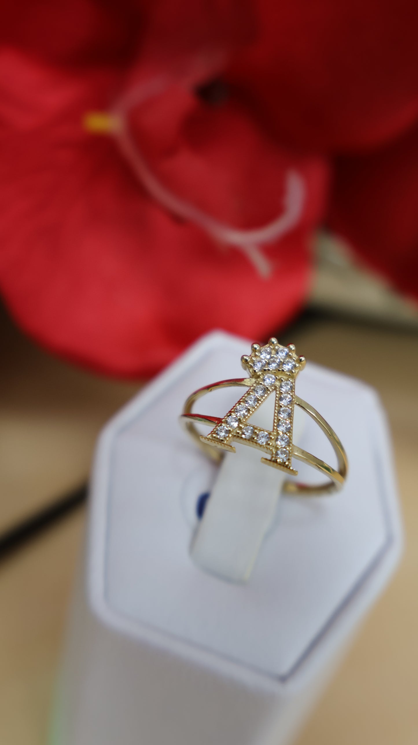 anillo de letra con circonia y corona de mujer en oro 14k medianos