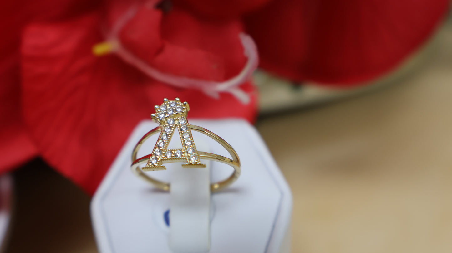 anillo de letra con circonia y corona de mujer en oro 14k medianos