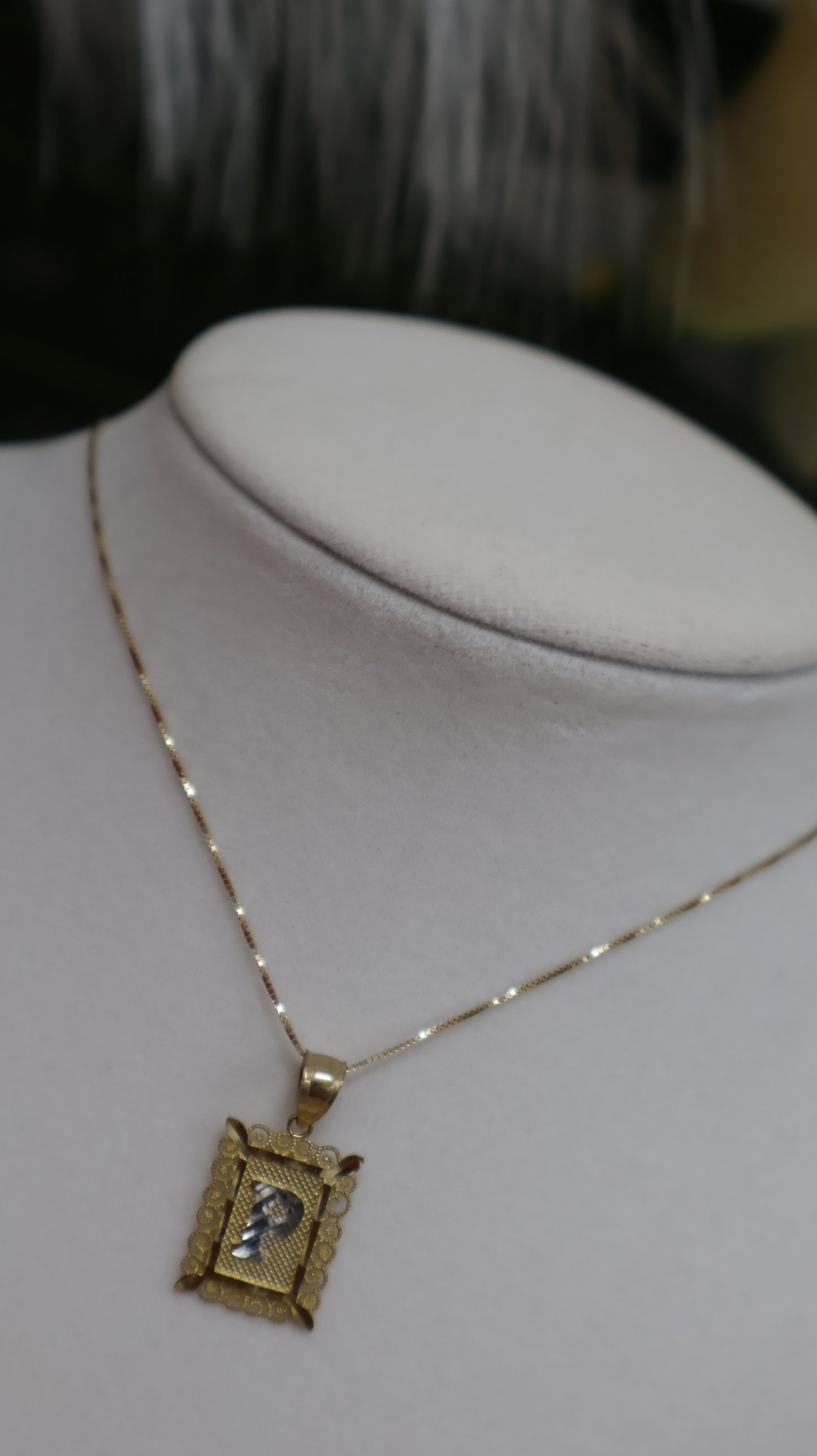 Dije de letra cuadrado con detalle 10k para mujer y para ninos
