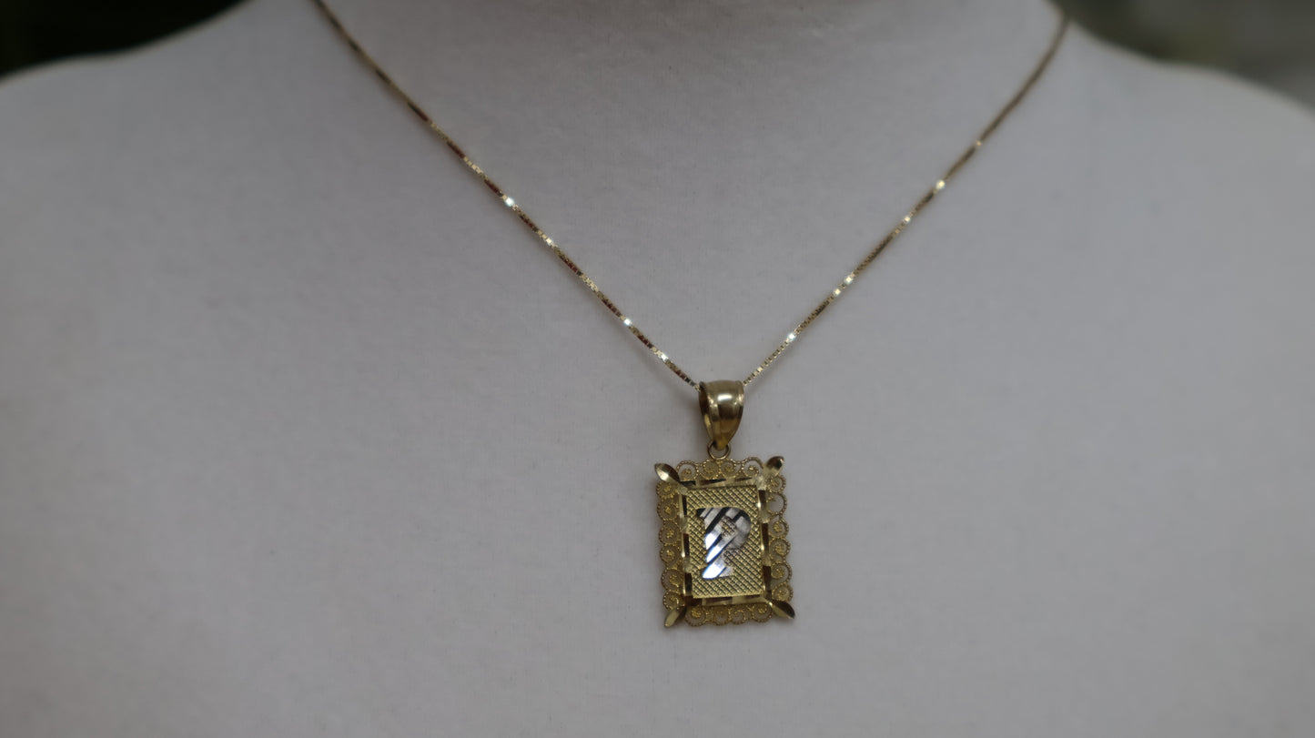 Dije de letra cuadrado con detalle 10k para mujer y para ninos
