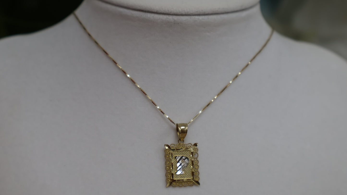 Dije de letra cuadrado con detalle 10k para mujer y para ninos