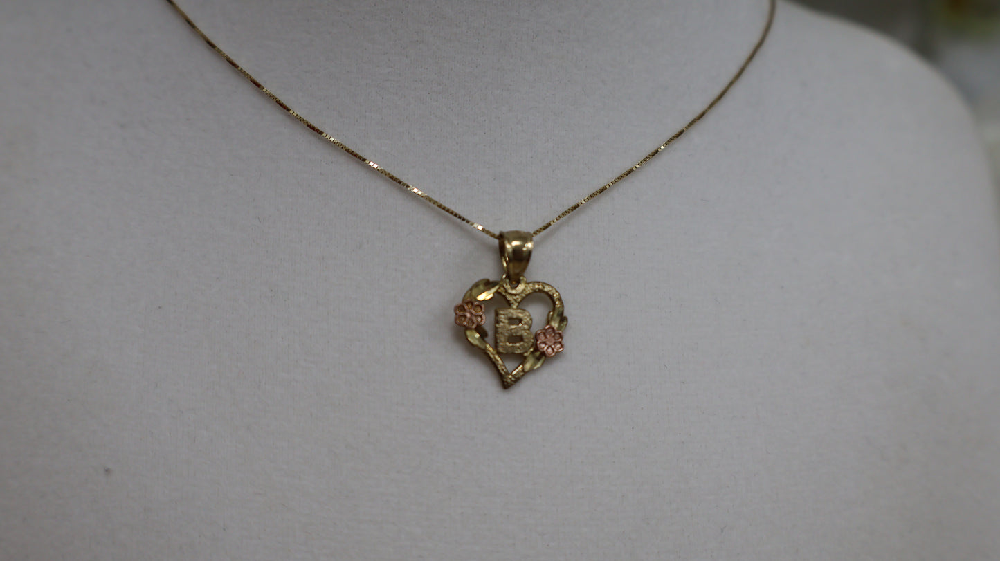 Dije de letra de corazon con 2 flor de oro 10k para mujer y para ninos