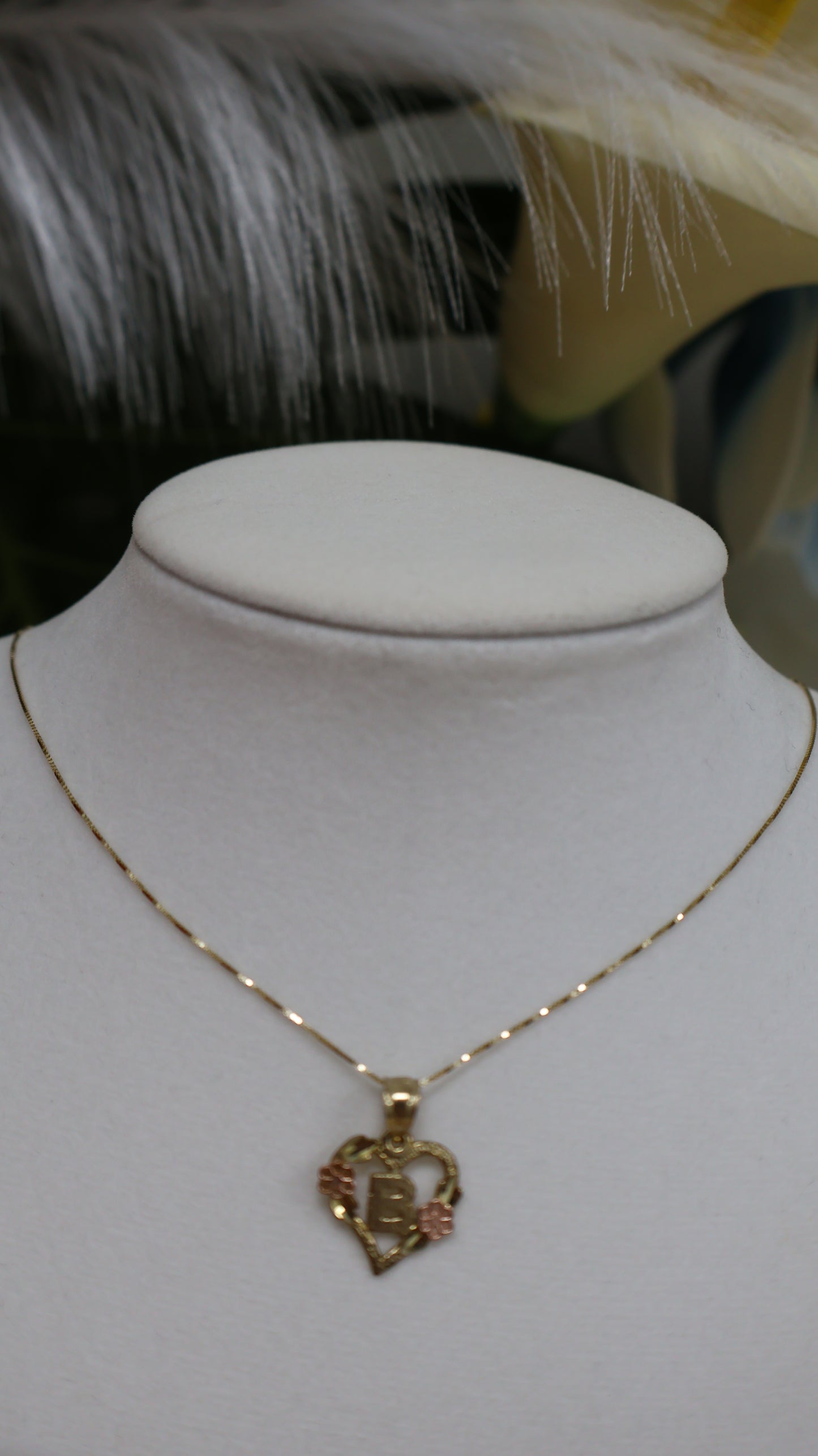 Dije de letra de corazon con 2 flor de oro 10k para mujer y para ninos