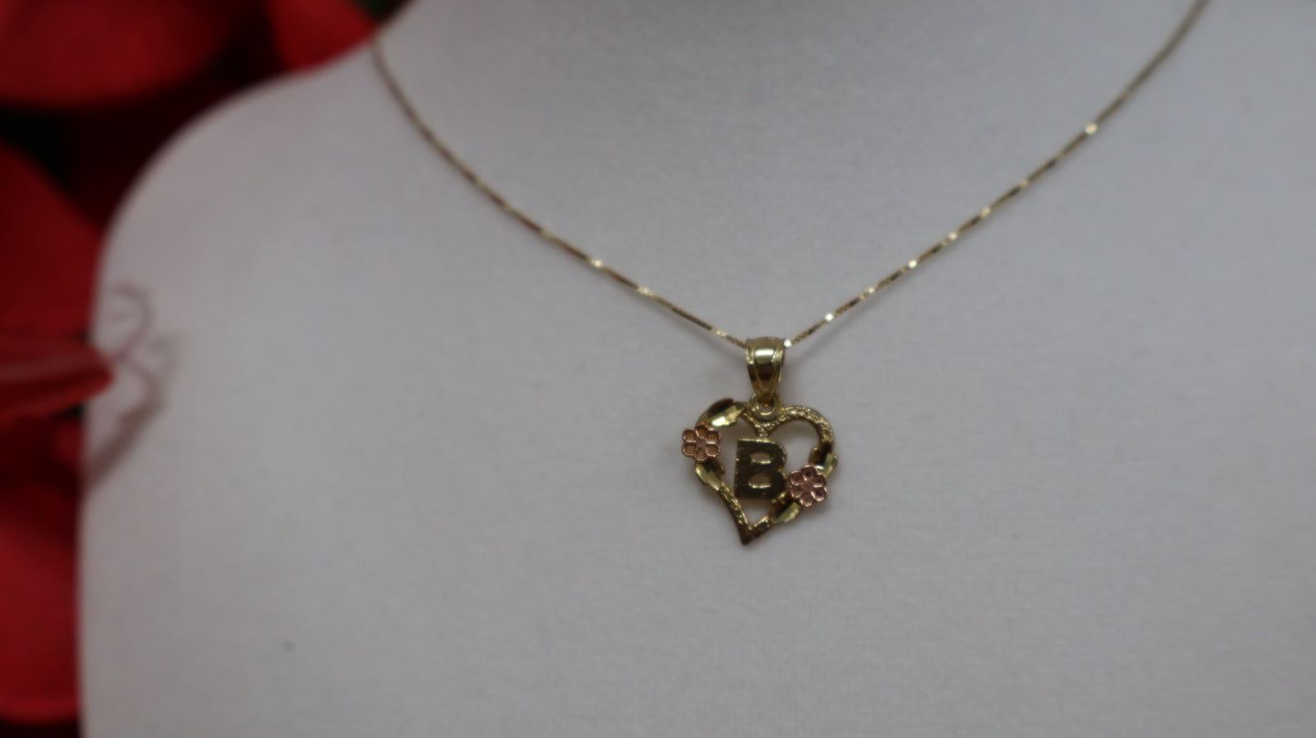 Dije de letra de corazon con 2 flor de oro 10k para mujer y para ninos