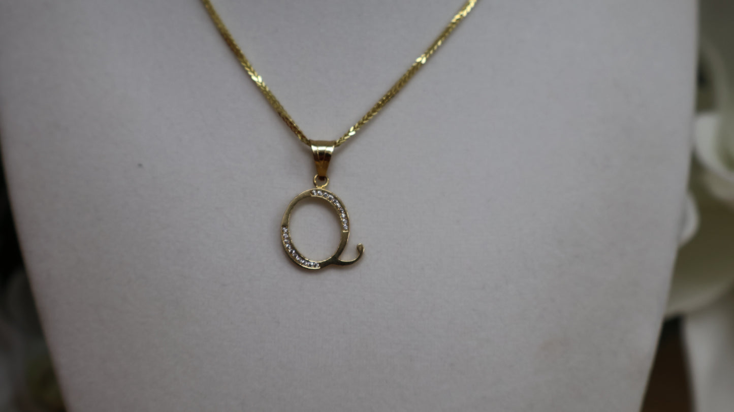 Dije de corazon tallado con letra 14k con circonia