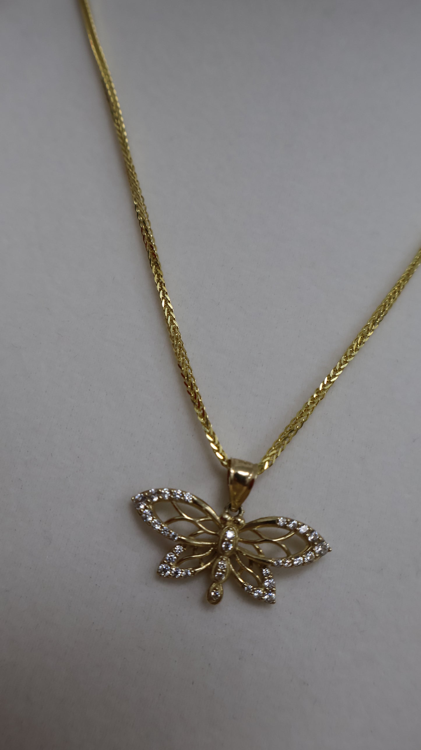 Dije de maripoza con circonia en blanca de oro 10k