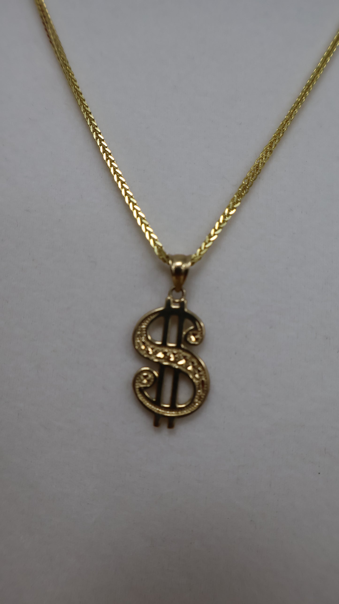 Dije de 10k de el signo de $ en oro 10k