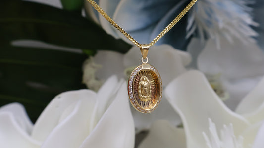 Dije de guadalupe con circonia en  blanca de oro 10k