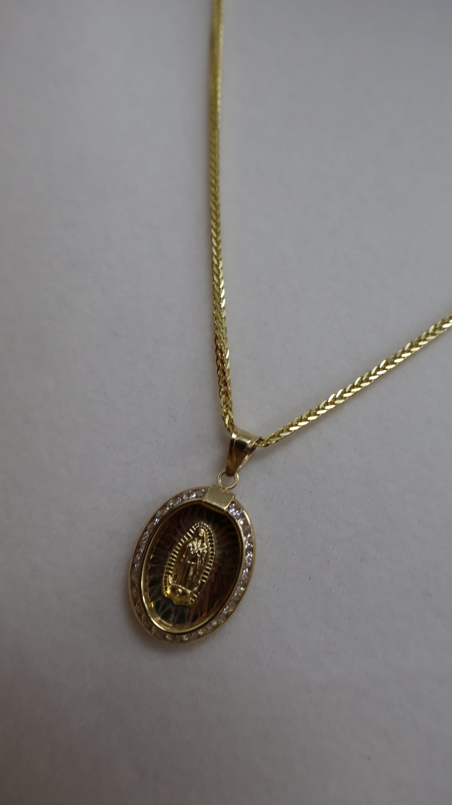 Dije de guadalupe con circonia en blanca de oro 10k
