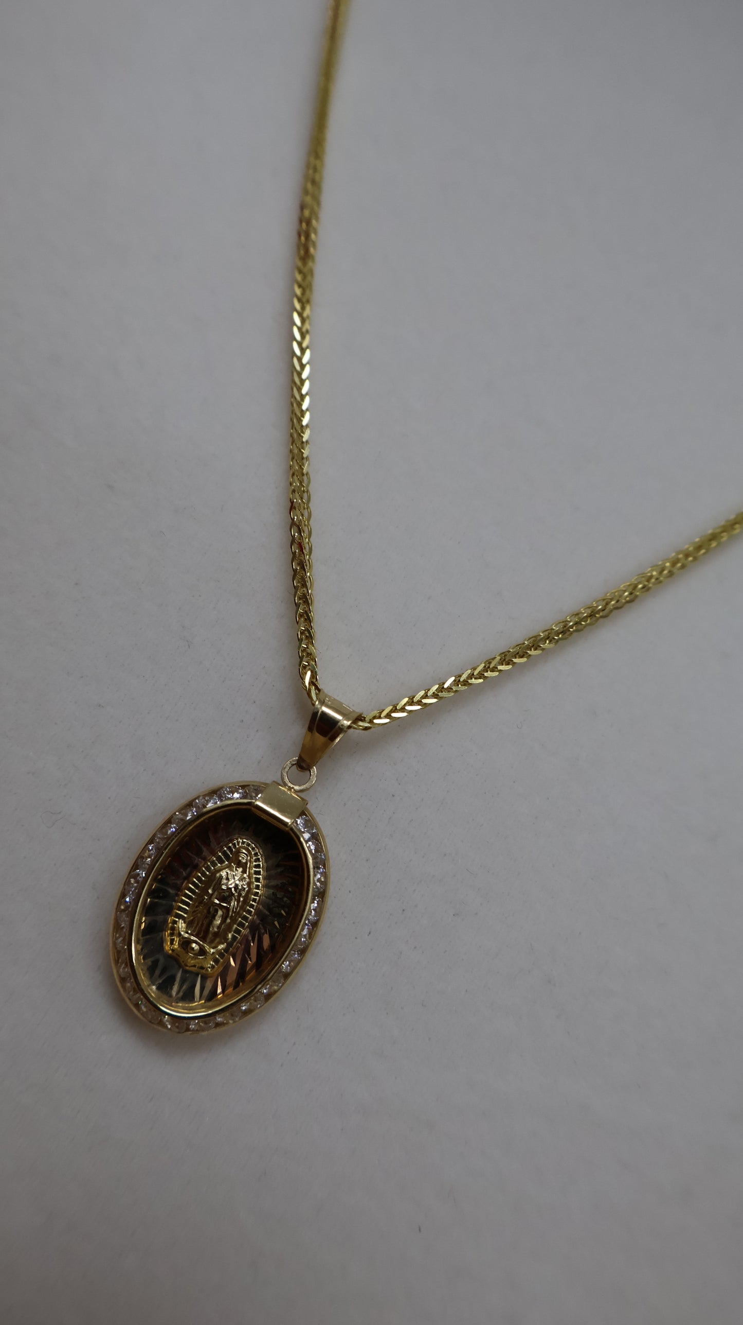 Dije de guadalupe con circonia en blanca de oro 10k
