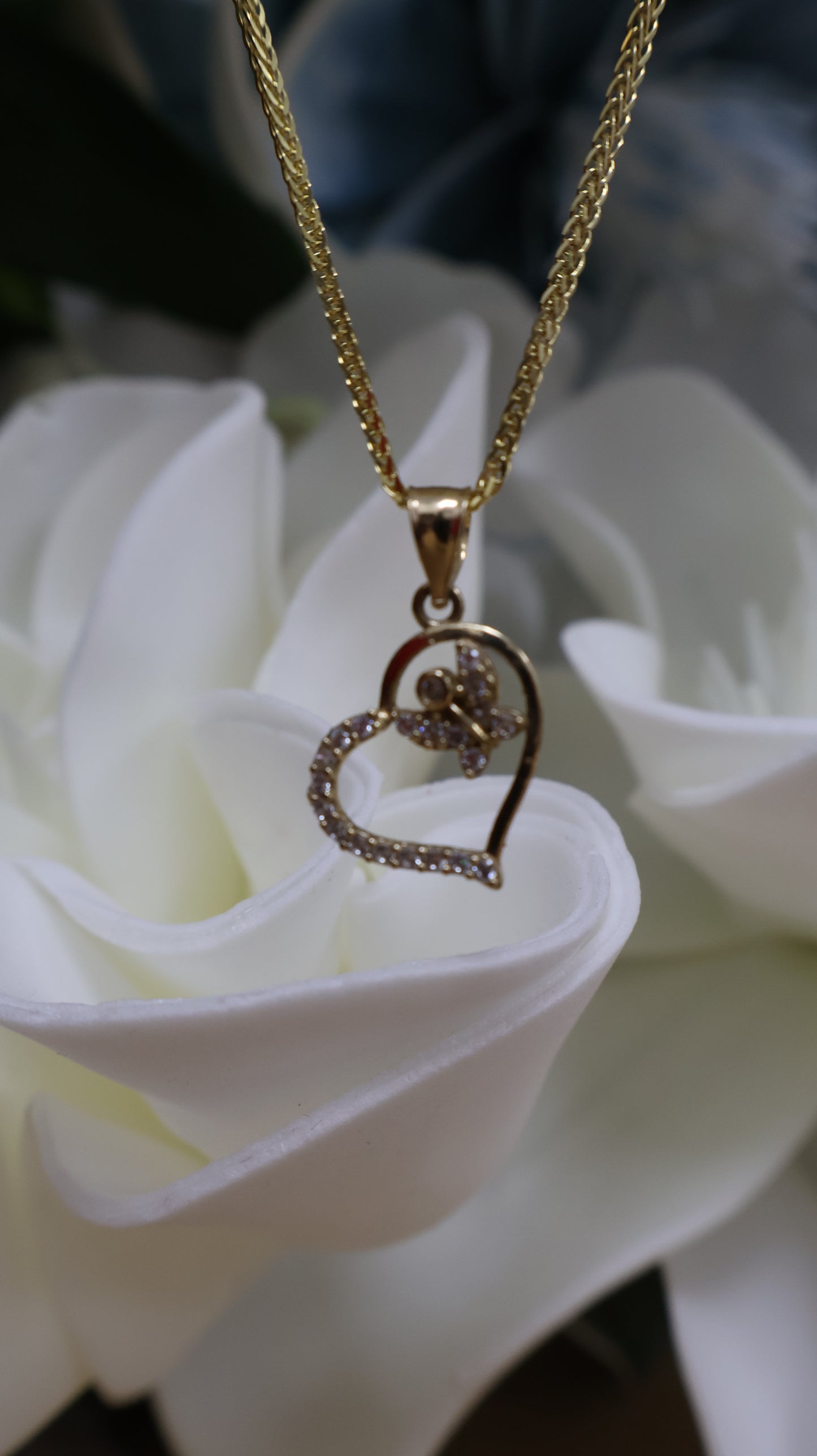 Dije de 10k corazon con maripoza y circonia blanca