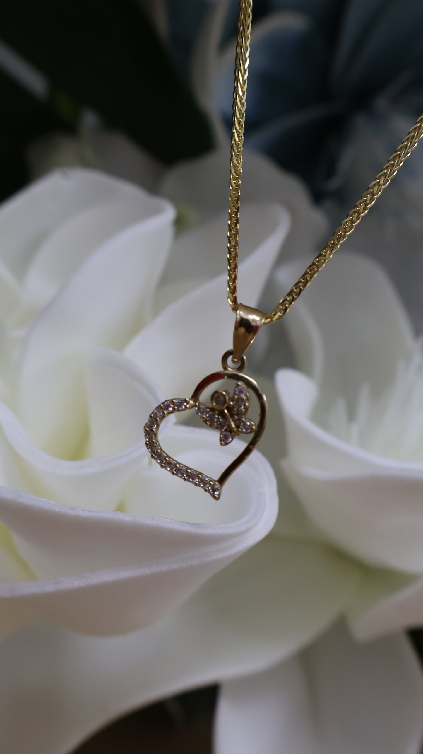 Dije de 10k corazon con maripoza y circonia blanca