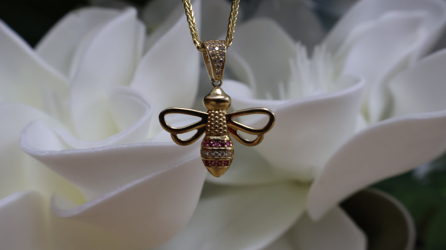 Dije de 14k de abispa con circonia roja y blanca