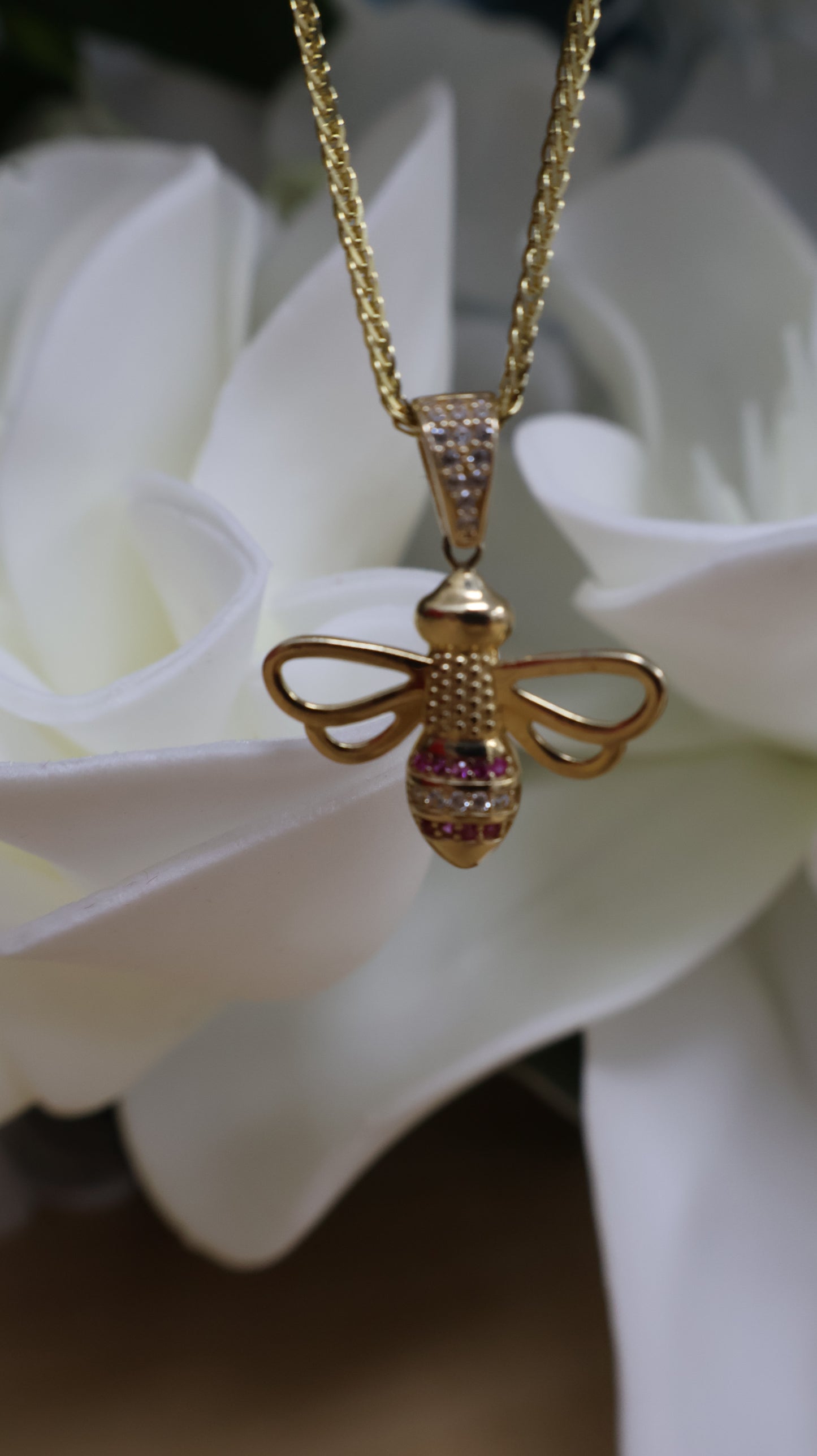 Dije de 14k de abispa con circonia roja y blanca