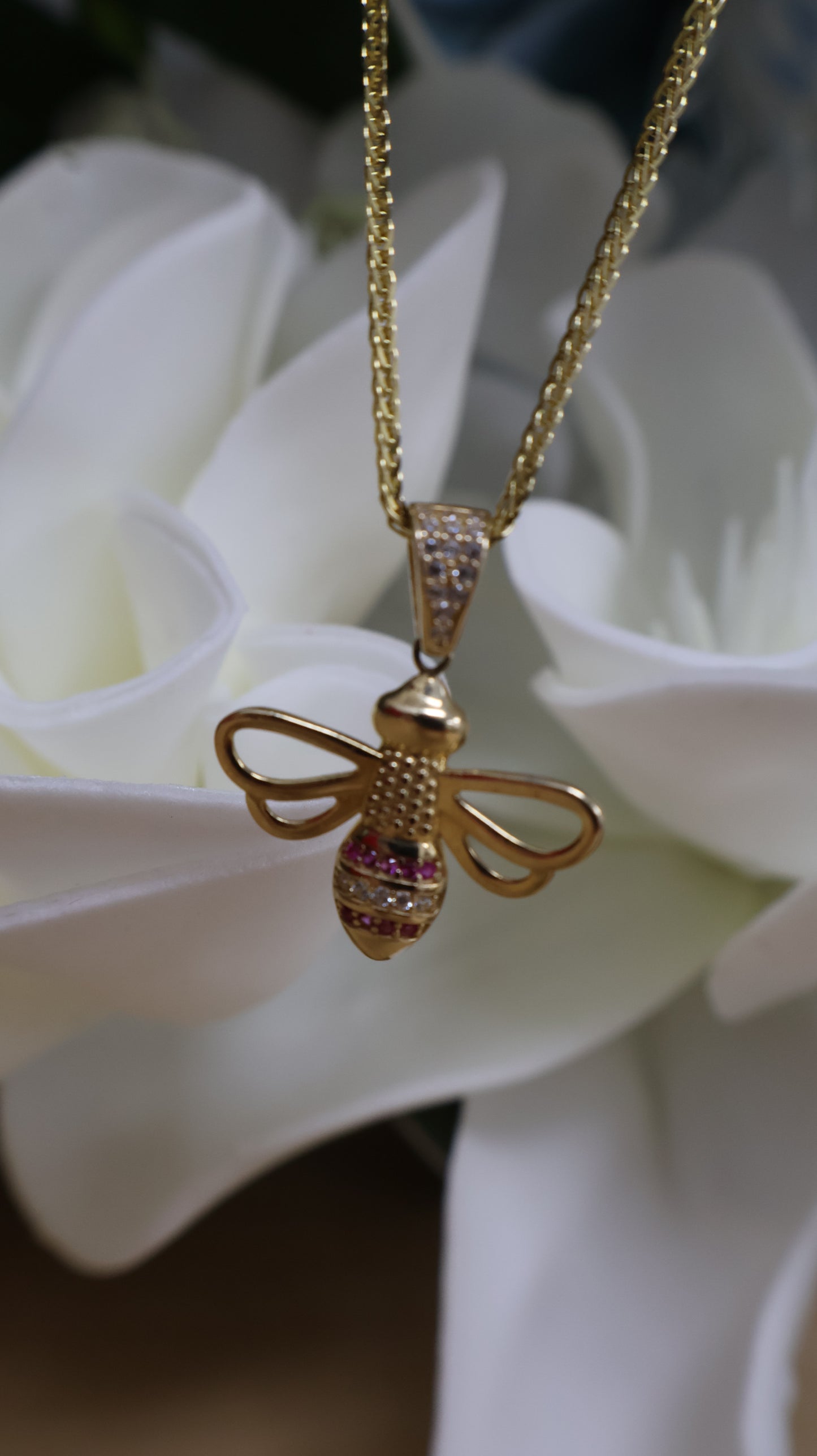 Dije de 14k de abispa con circonia roja y blanca