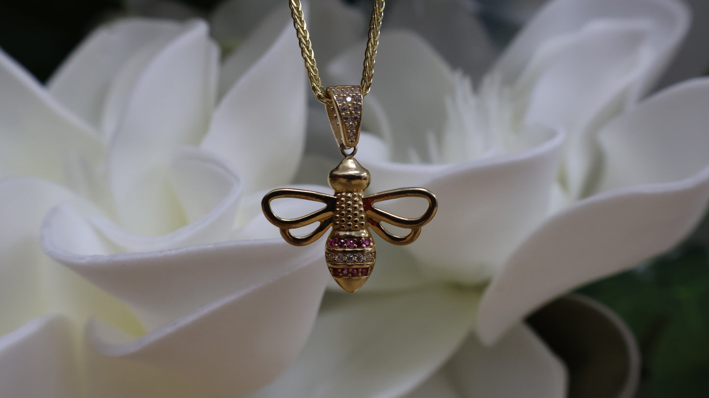 Dije de 14k de abispa con circonia roja y blanca