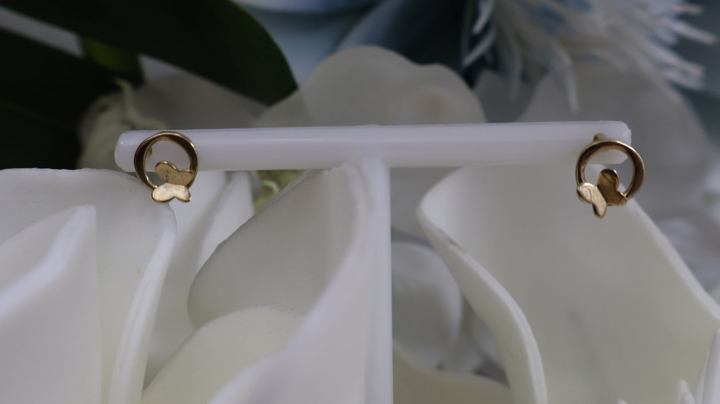 Aretico de mujer con un gran diseno de una mariposa en oro 10k