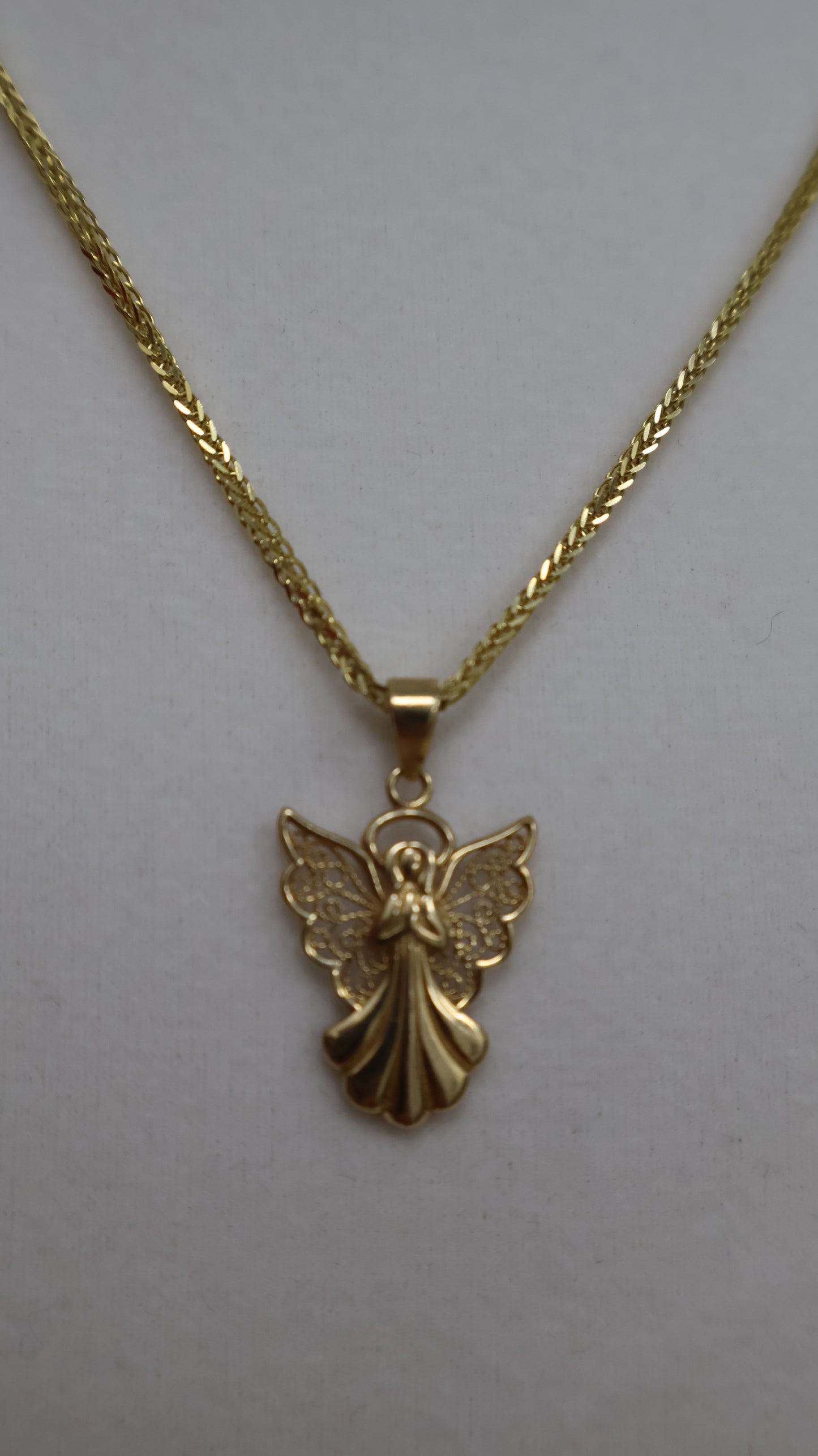 Dije de una angelita con las alas abiertas en oro 10k