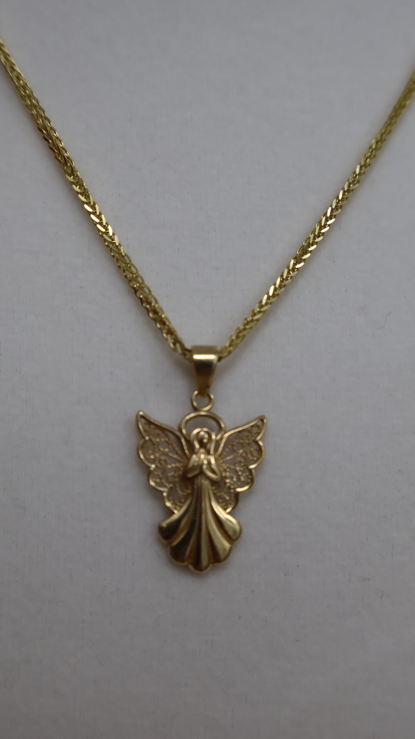 Dije de una angelita con las alas abiertas en oro 10k