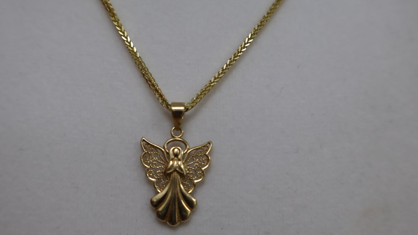 Dije de una angelita con las alas abiertas en oro 10k