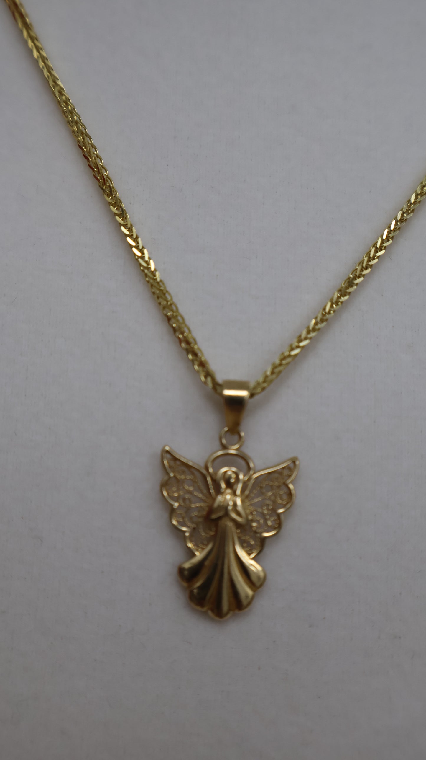 Dije de una angelita con las alas abiertas en oro 10k