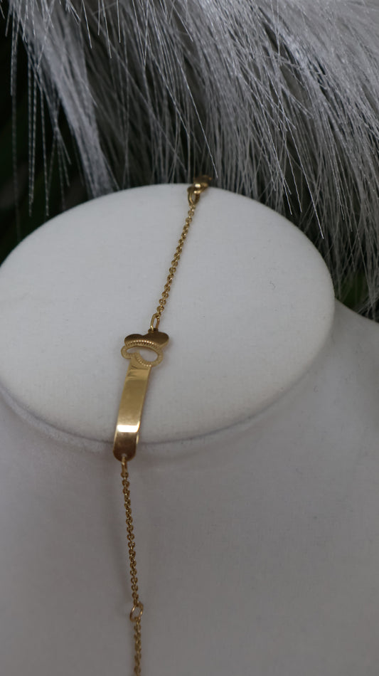 manilla para ninos con un diseno en la placa en oro 10k