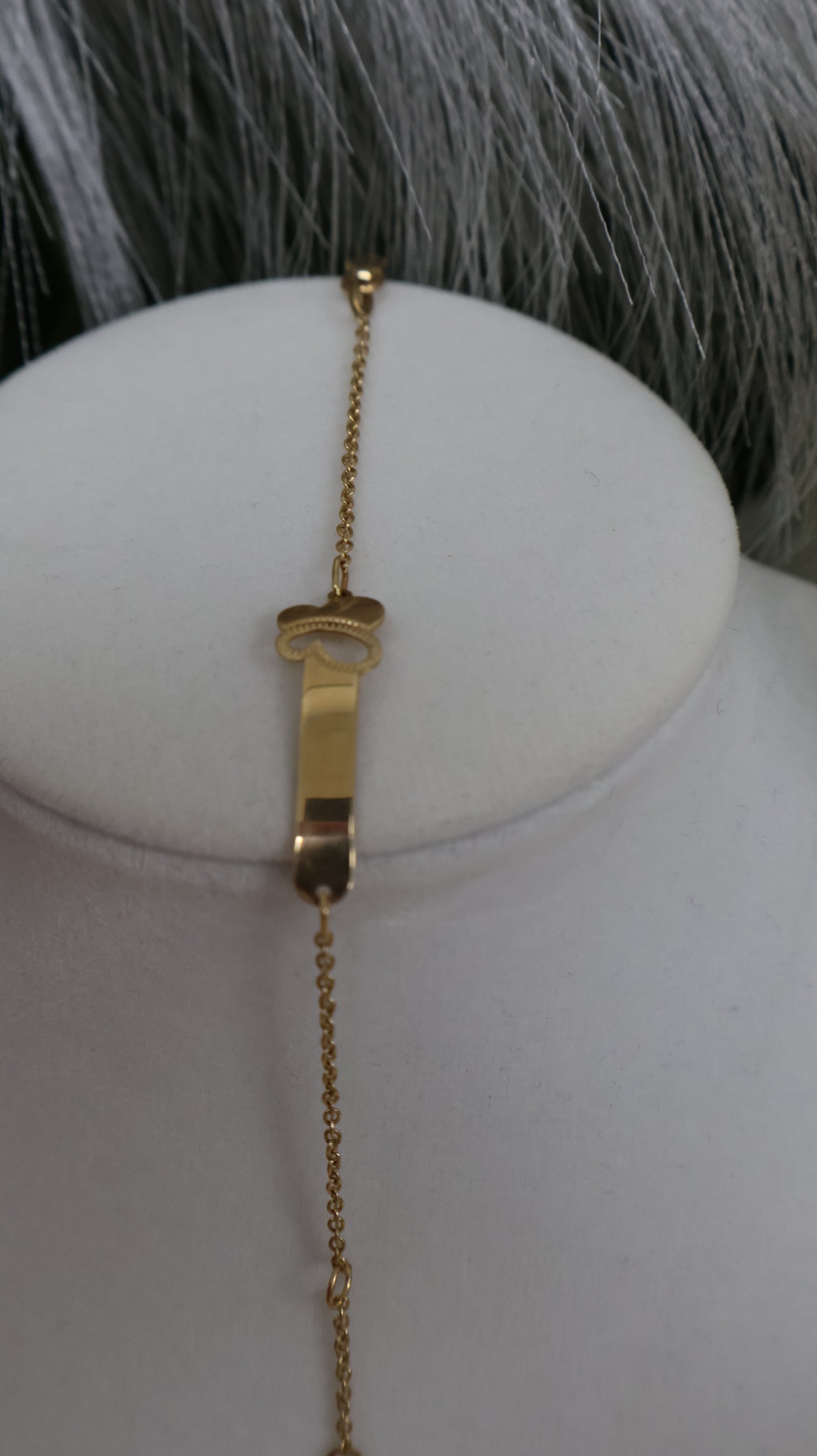 manilla para ninos con un diseno en la placa en oro 10k