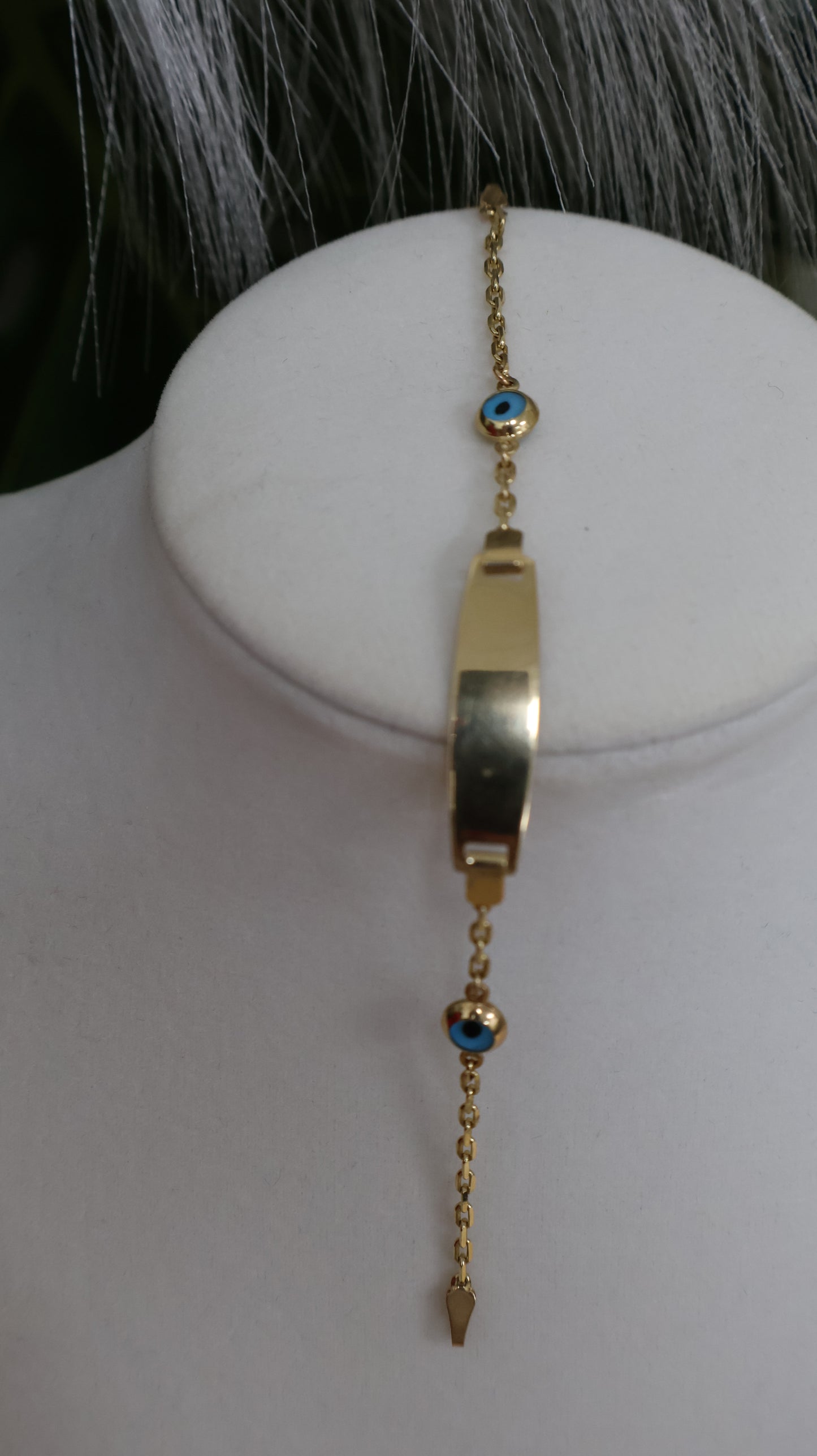 Manilla de nino con placa de ojitos en azul en oro de 14k